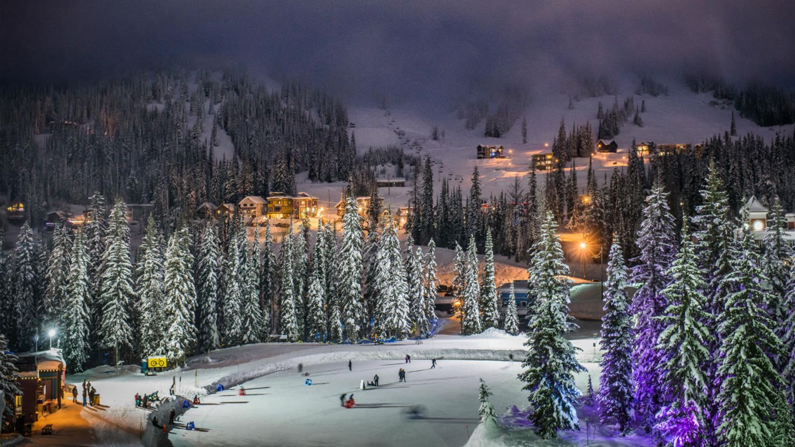 Mont Farlagne in Canada: a ski resort lit up at night.