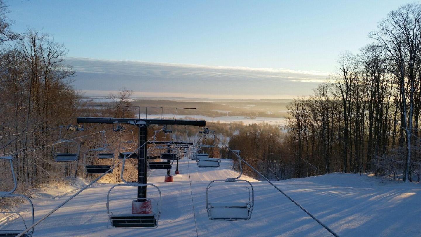 Peek n Peak in USA - a ski lift going down a snowy slope.