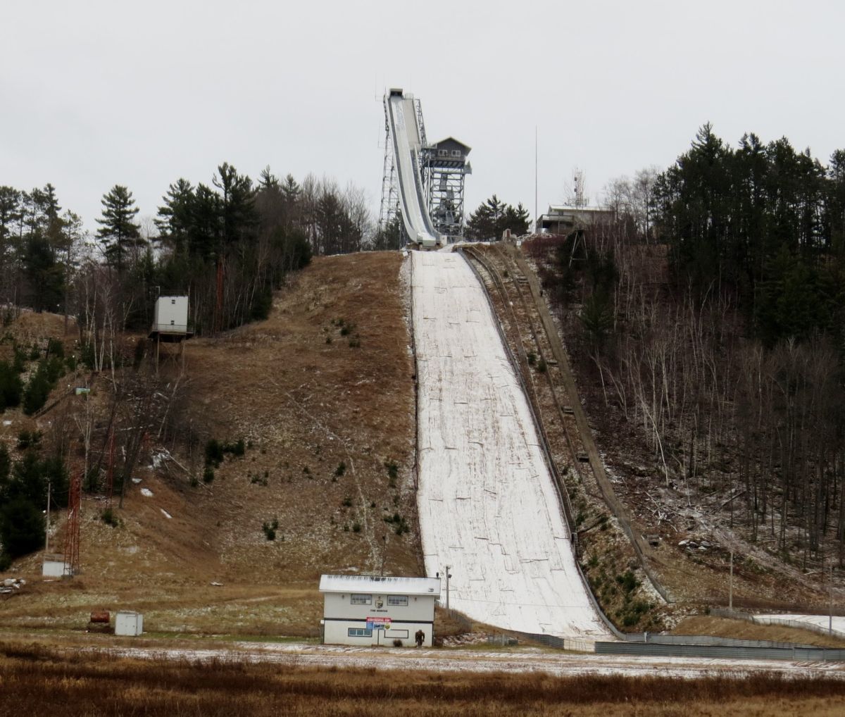 Pine Mountain in USA - a ski lift going up a hill.