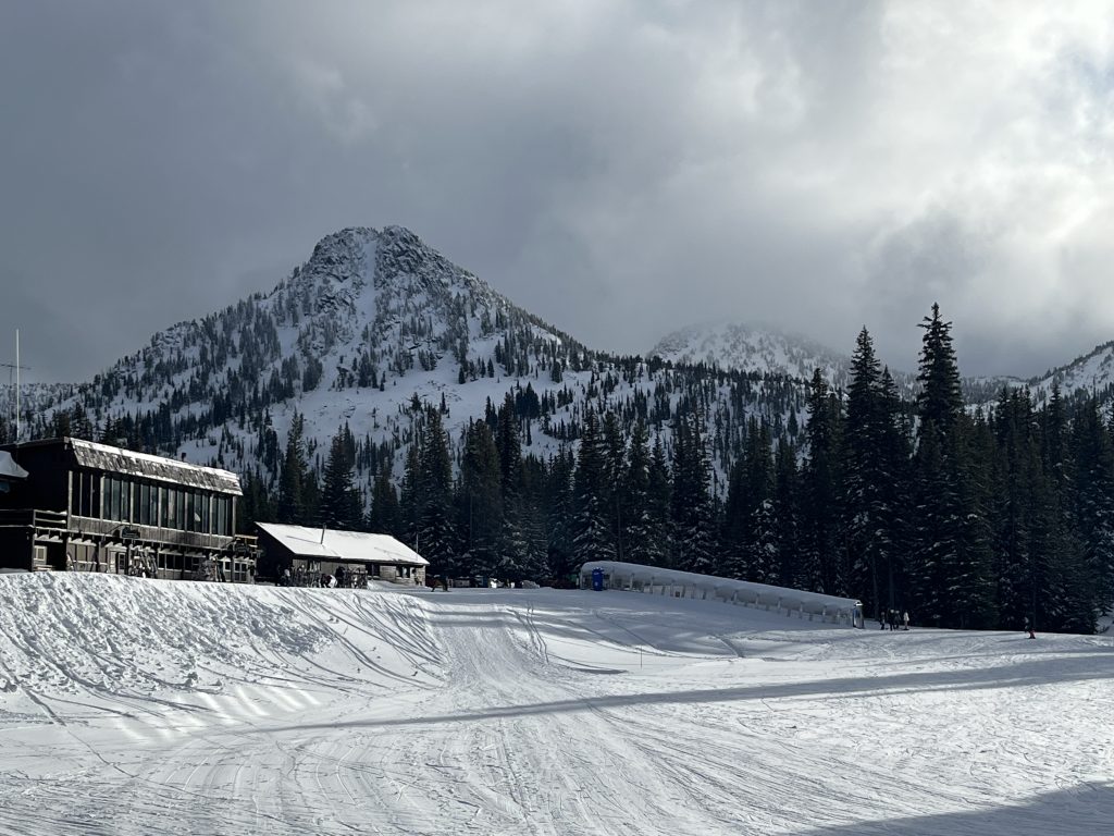 Anthony Lakes Mountain Resort in USA - snow on the ground.