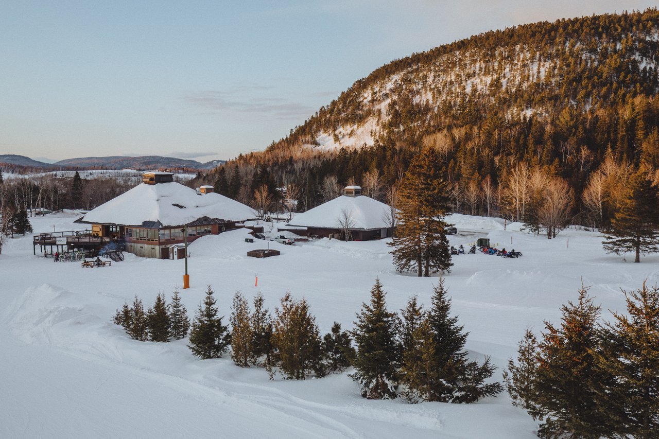 Sugarloaf Provincial Park in Canada: a snowy resort surrounded by trees in the mountains.