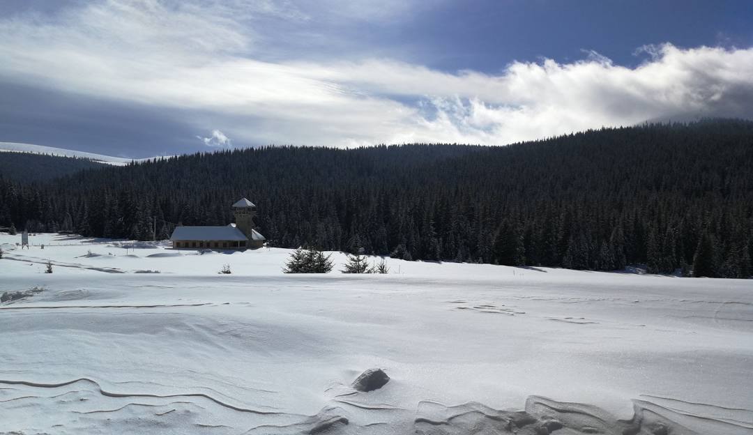 A chalet in the snowy landscape of Șureanu, Tău Bistra, Alba, Romania, a popular winter sports hub showcasing a beautiful winter scenery.