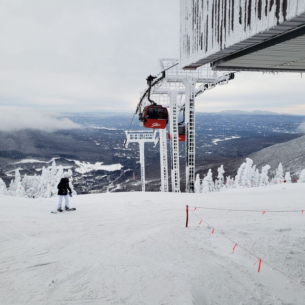 Mont Gleason in Canada - a person on a ski board on a snowy slope.