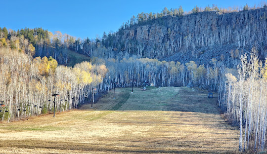 Winter sports scene at Loch Lomond in Thunder Bay, Ontario, featuring stunning snow-covered scenery, a ski resort with a cozy chalet, and a gleaming ski lift.