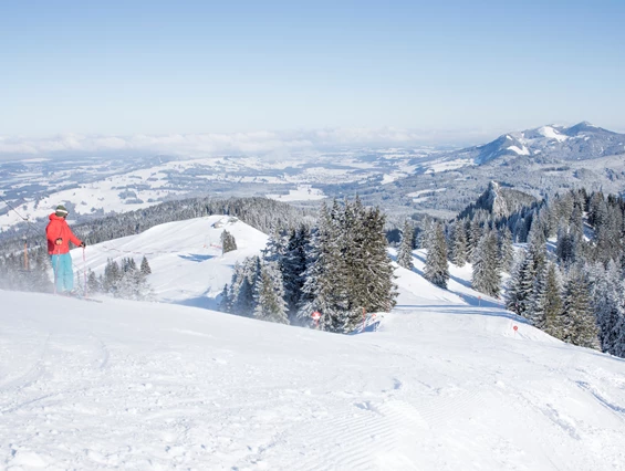 A skier enjoying a winter sports scene at Grüntenlifte – Kranzegg ski resort in Bavaria, Germany, surrounded by stunning winter scenery.