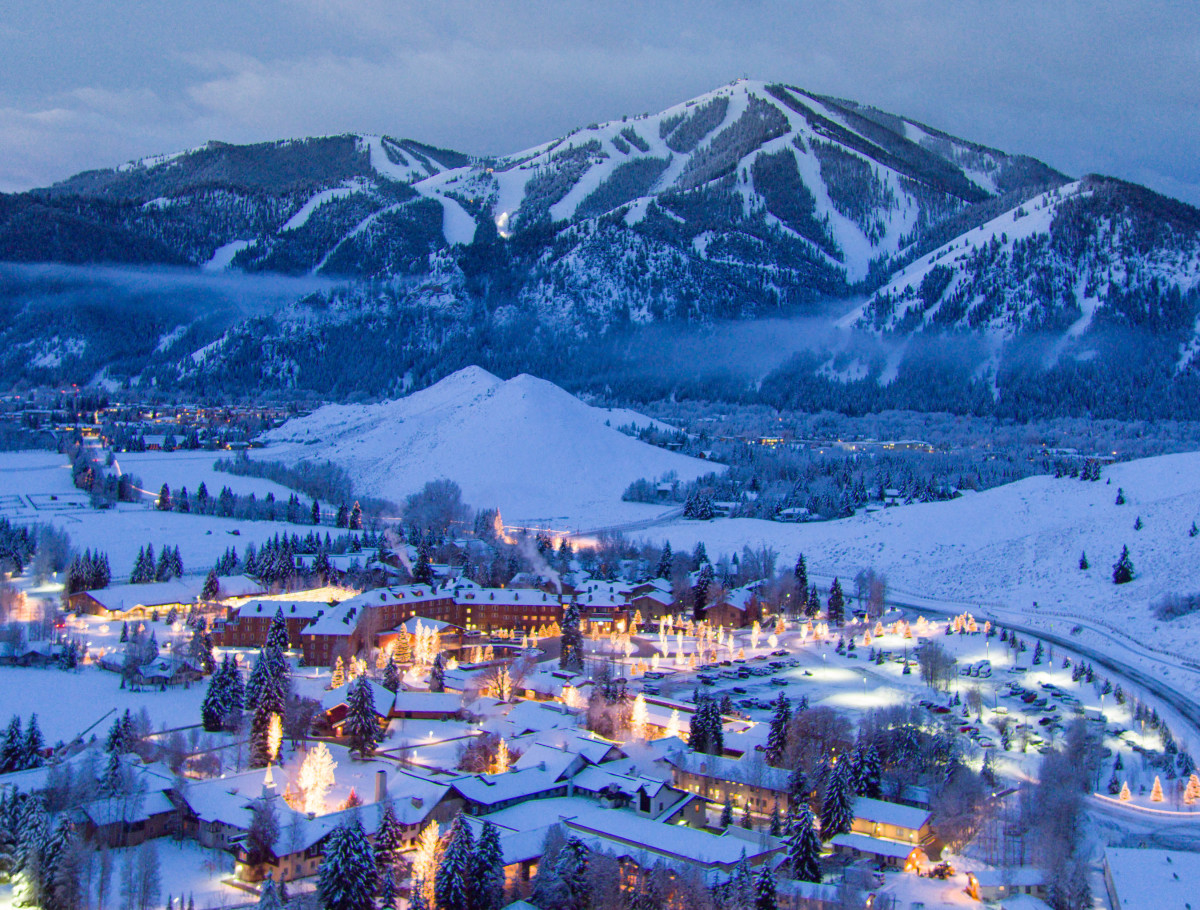Bousquet in USA - a view of a mountain town at night.