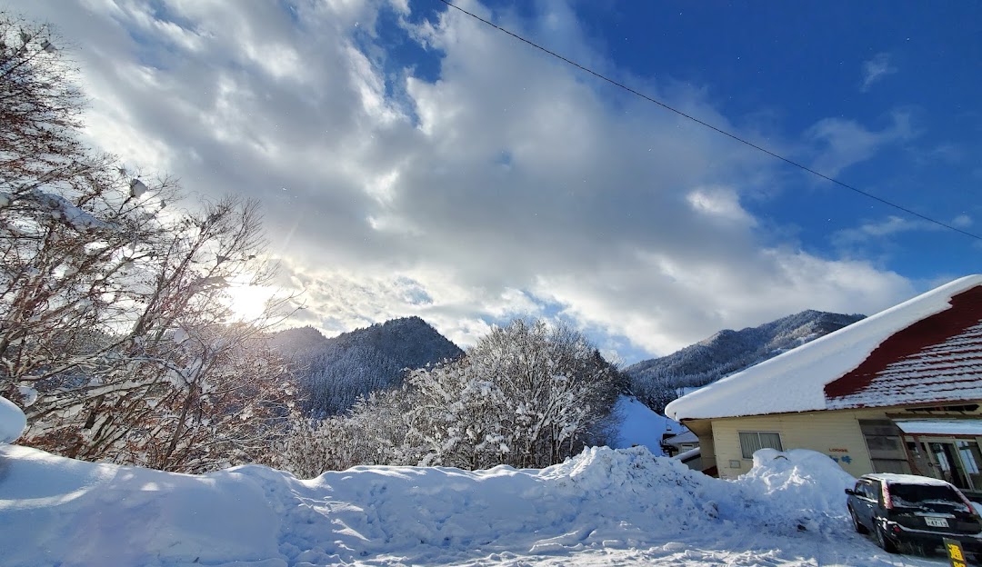 Winter splendor in Hida Kawai, Japan featuring a breathtaking snow-covered landscape and a cozy chalet. Perfect setting for winter sports.