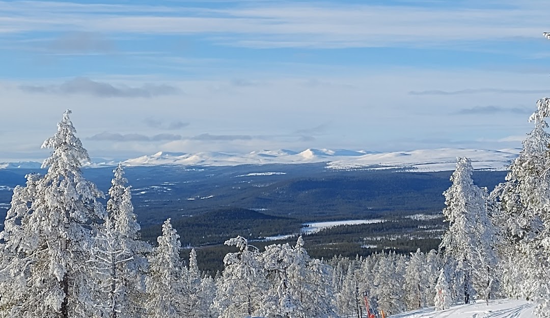 Stunning winter scenery at Idre Himmelfjäll, Sweden featuring a lively ski resort nestled in the snowy mountains, providing an ideal setting for winter sports.