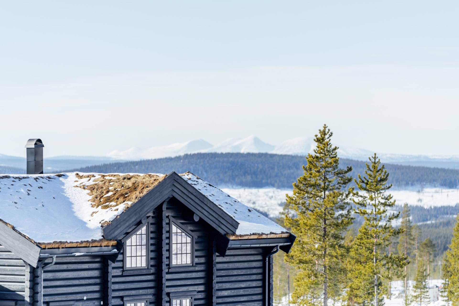 Winter sports scene at Idre Himmelfjäll in central Sweden, featuring a stunning winter scenery with mountain hut and sports centre.