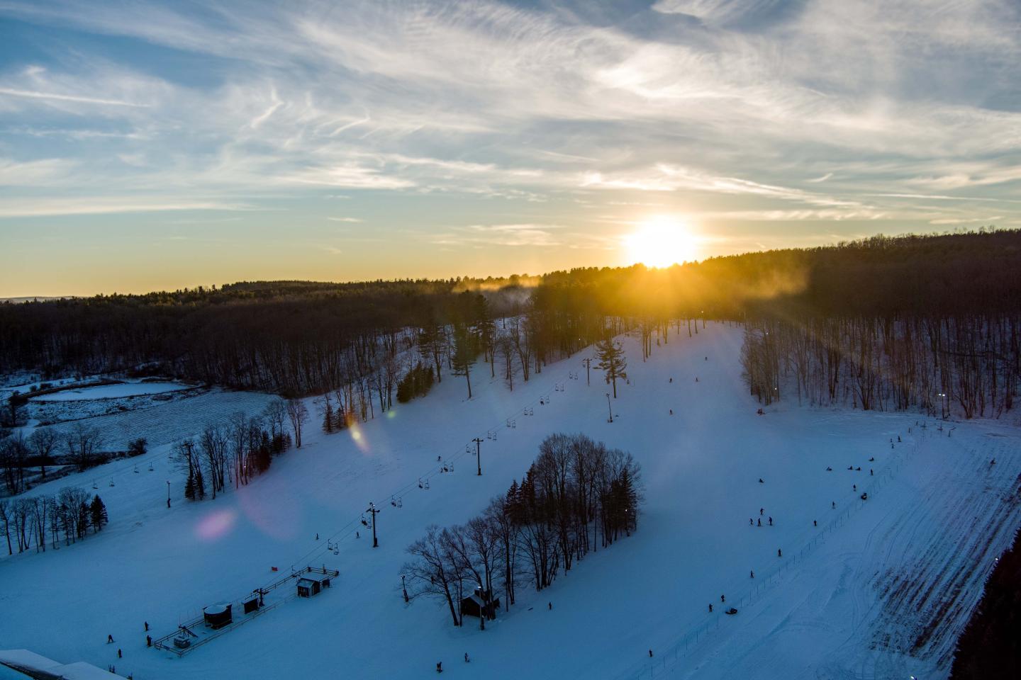 Snow Ridge in USA - the sun is setting over a snowy landscape.