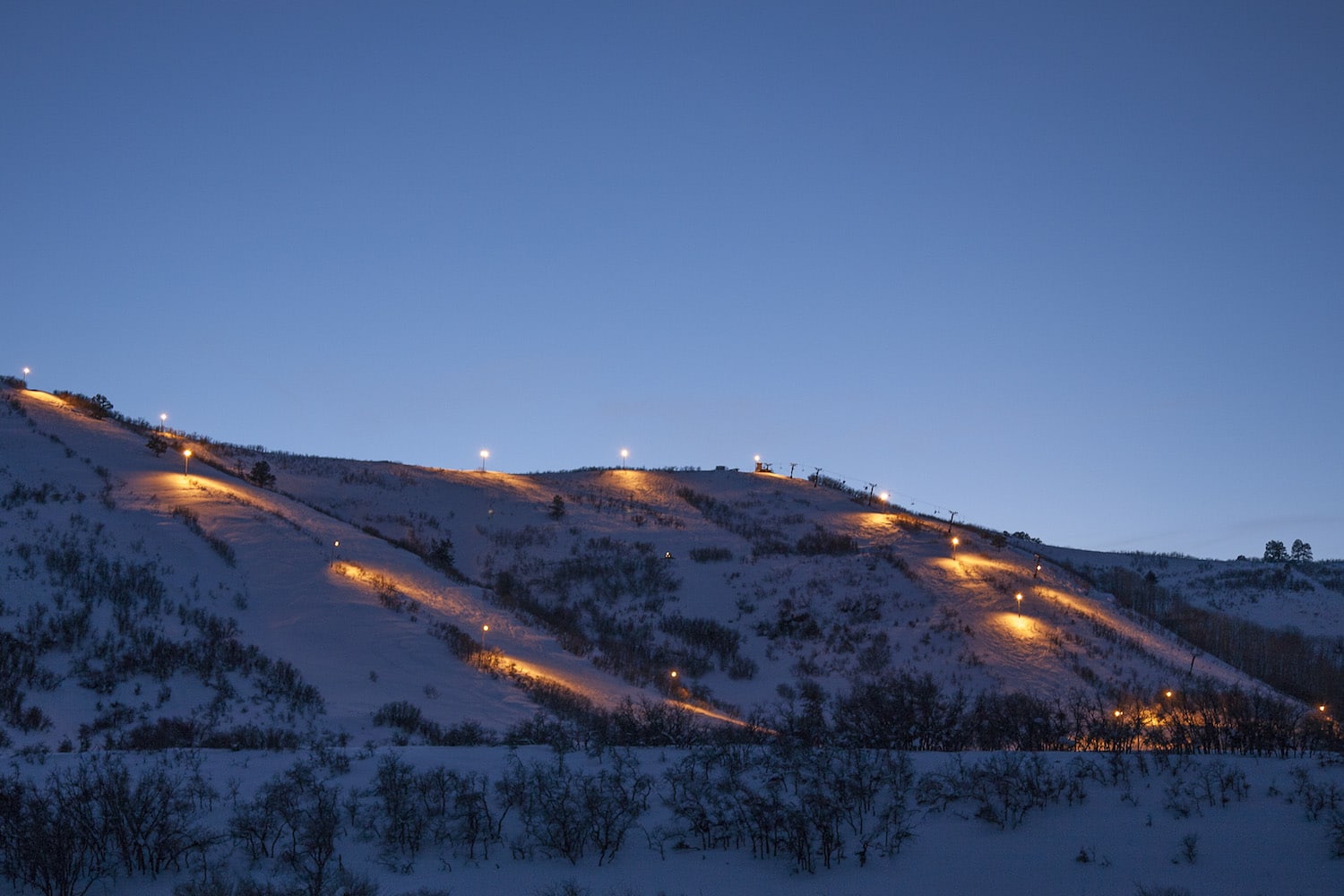 Hesperus Ski Area in USA: the slopes of the ski resort at night.