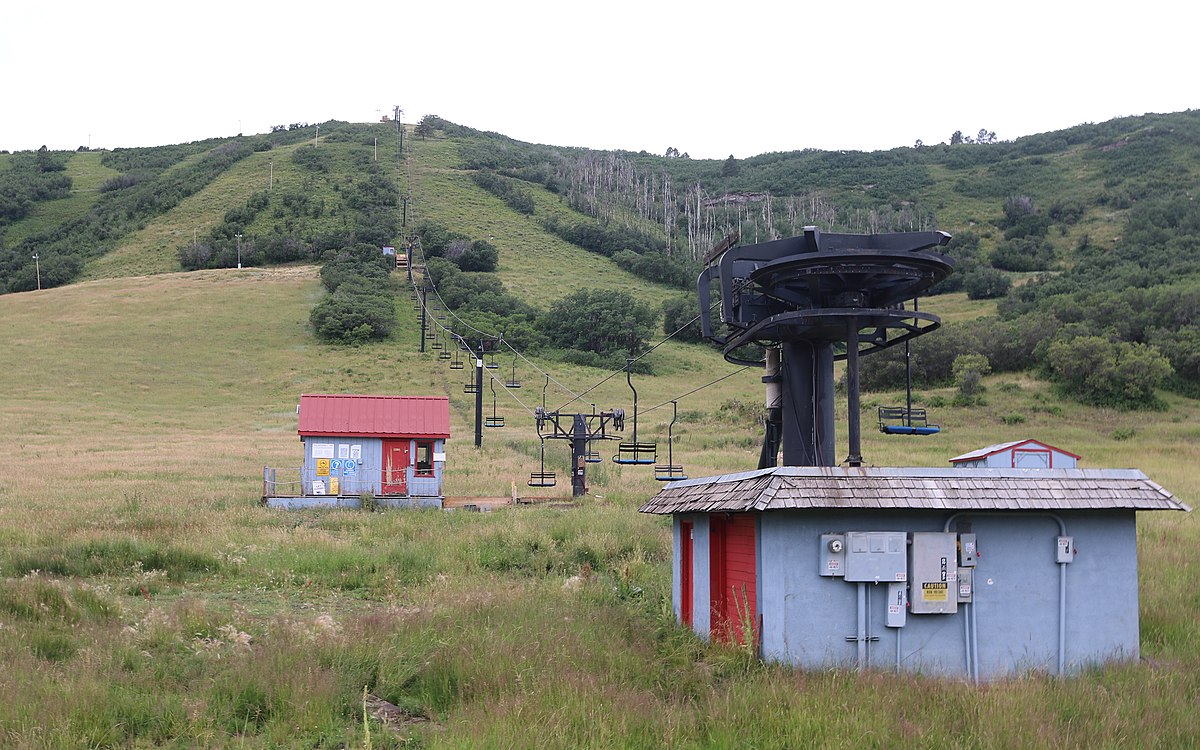 Hesperus Ski Area in USA: a small building in the middle of a grassy field.