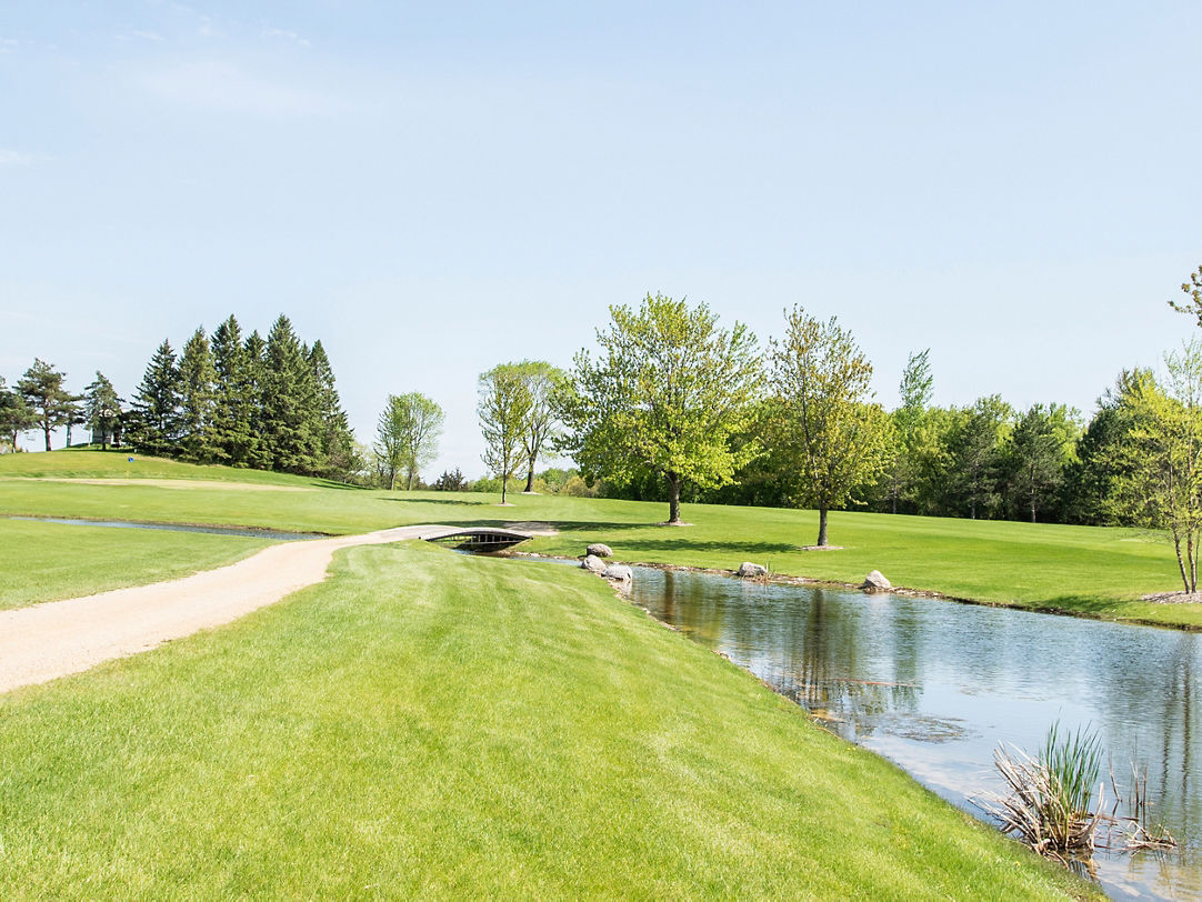 Afton Alps in USA - a pond in the middle of a golf course.