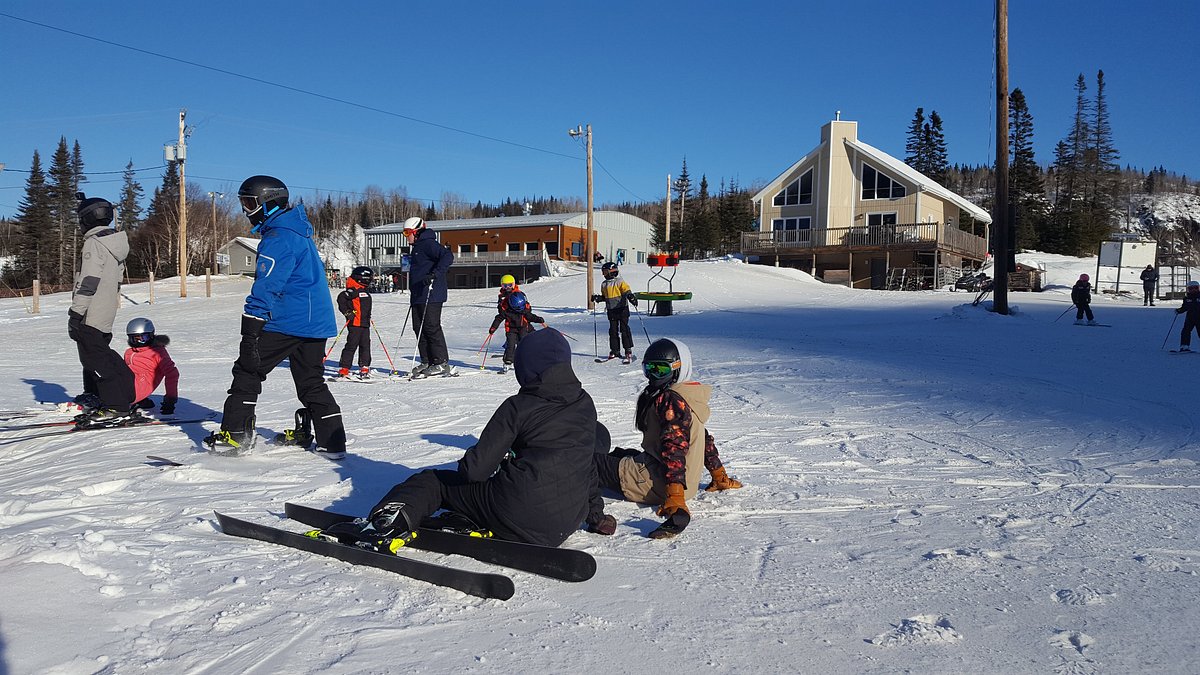 Station Gallix in Canada - a group of people riding snowboards on a snowy slope.