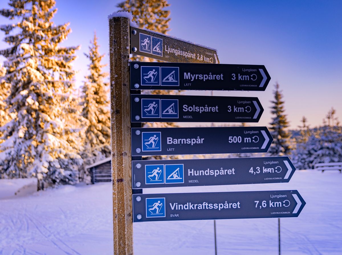 Fjätervålen in Sweden - a sign pointing in different directions in the snow.