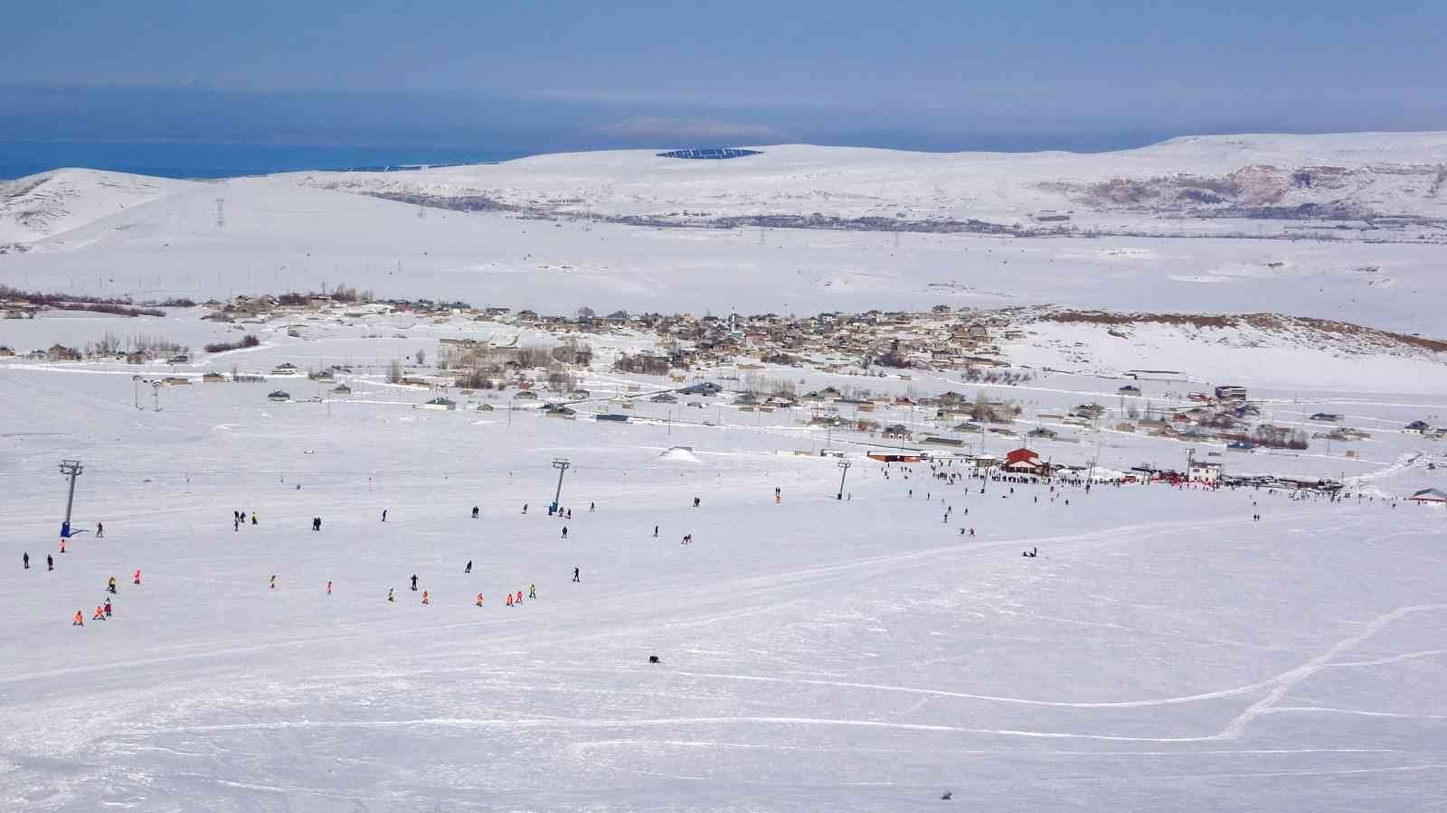 Abalı Kayak Merkezi in Turkey - a group of people skiing down a snowy hill.