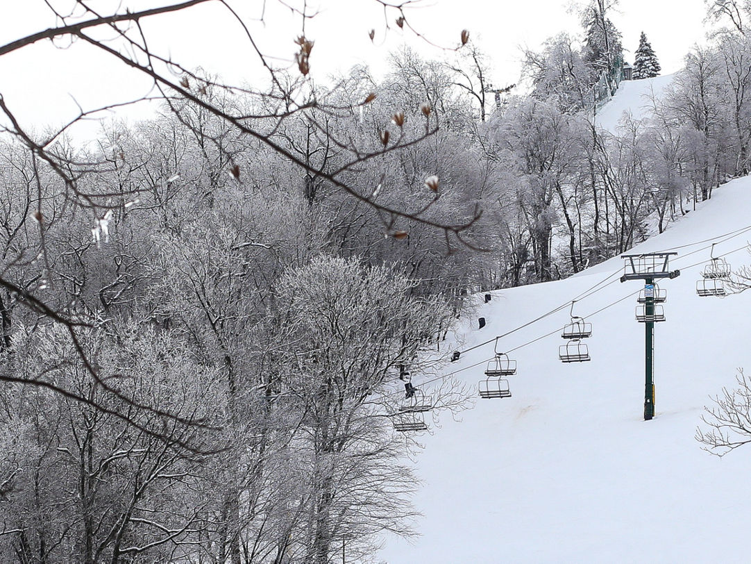 Roundtop in USA - a ski lift going down a snowy slope.