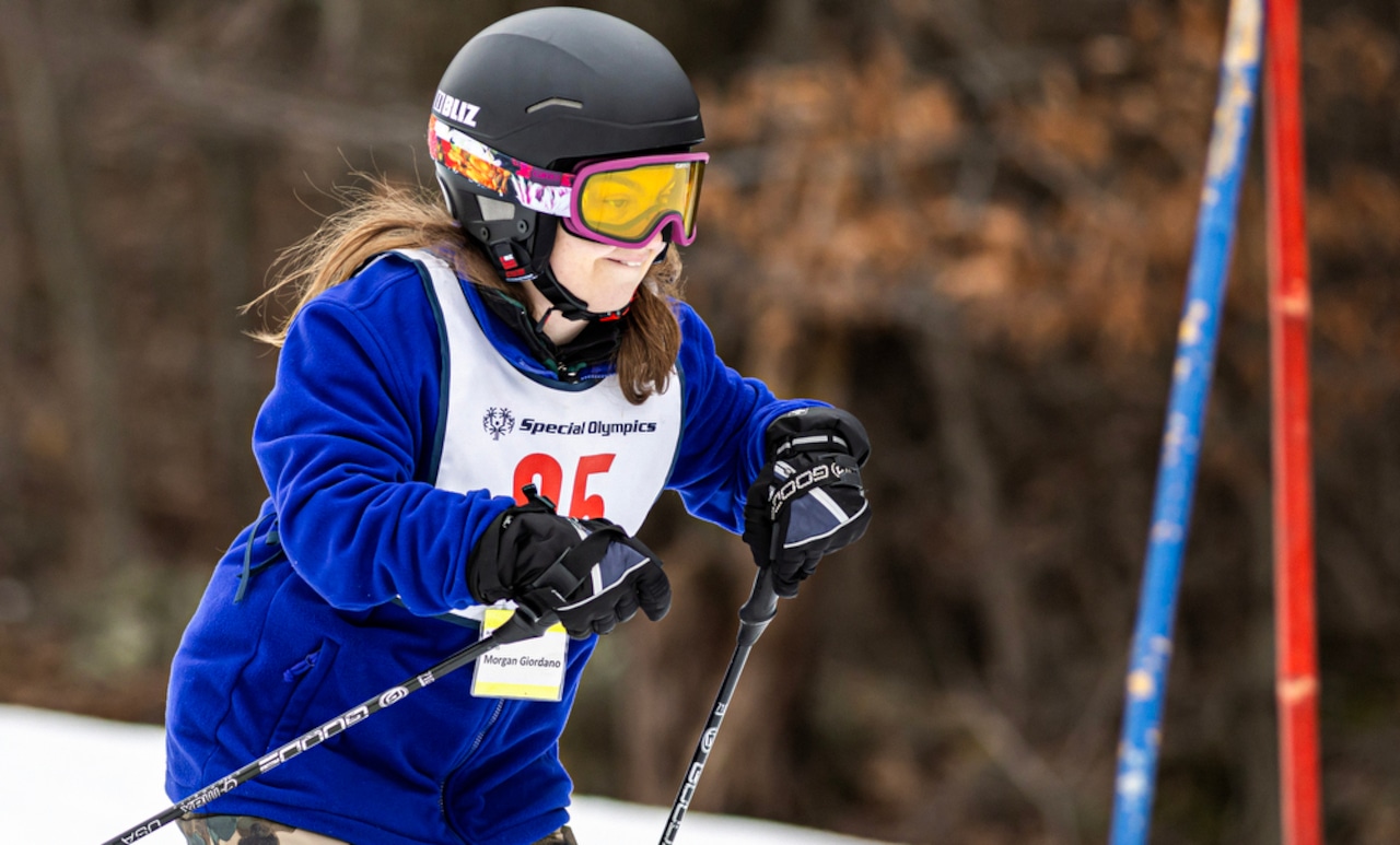 Roundtop in USA - a young girl in a blue jacket skiing down a hill.