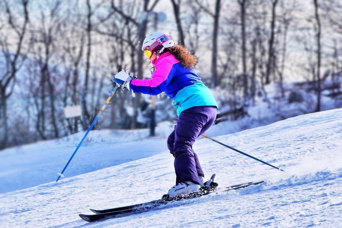 Roundtop in USA - a young girl is skiing down a hill.