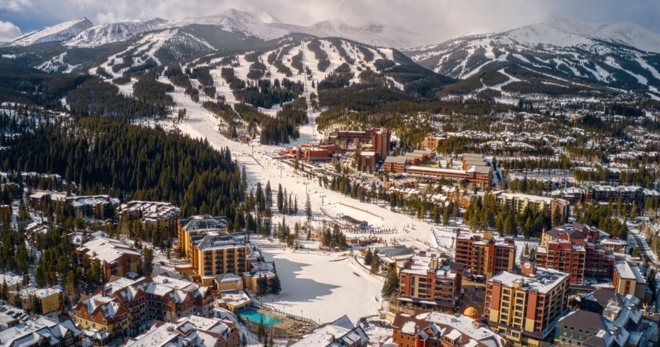 Sitzmark in USA: a ski resort surrounded by snow covered mountains.