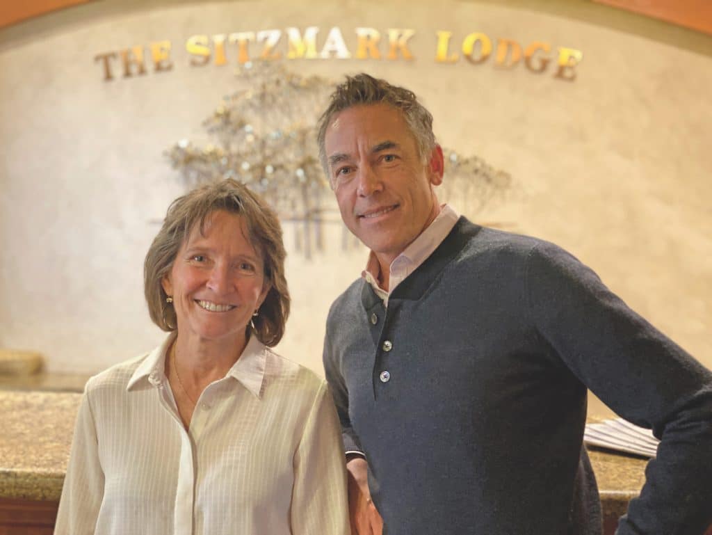 Sitzmark in USA: a man and woman standing in front of a hotel lobby.