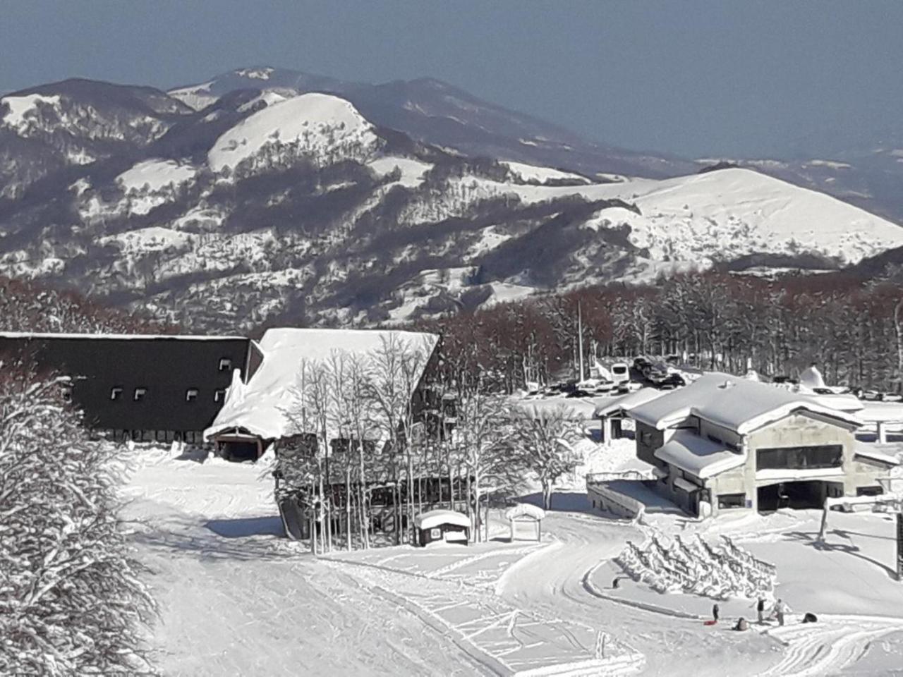 Prato Spilla in Italy: a view of a ski resort with mountains in the background.