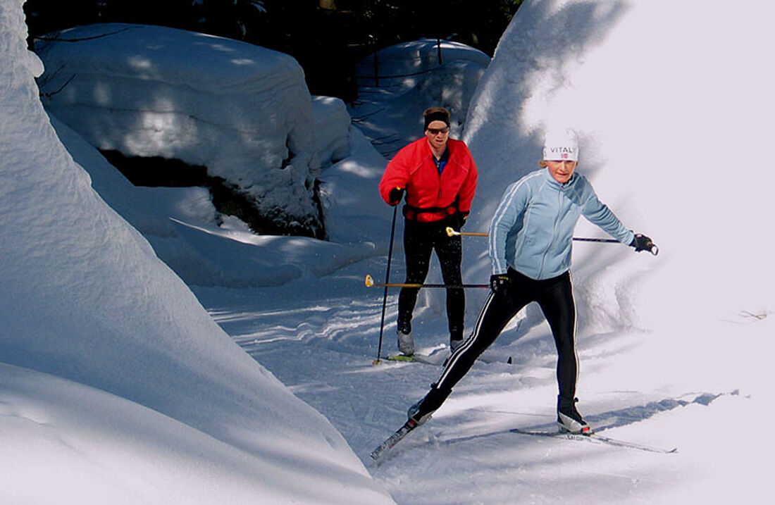 Hempelsberg | Geiersberg – Oberwarmensteinach in Germany - two people skiing in the snow.