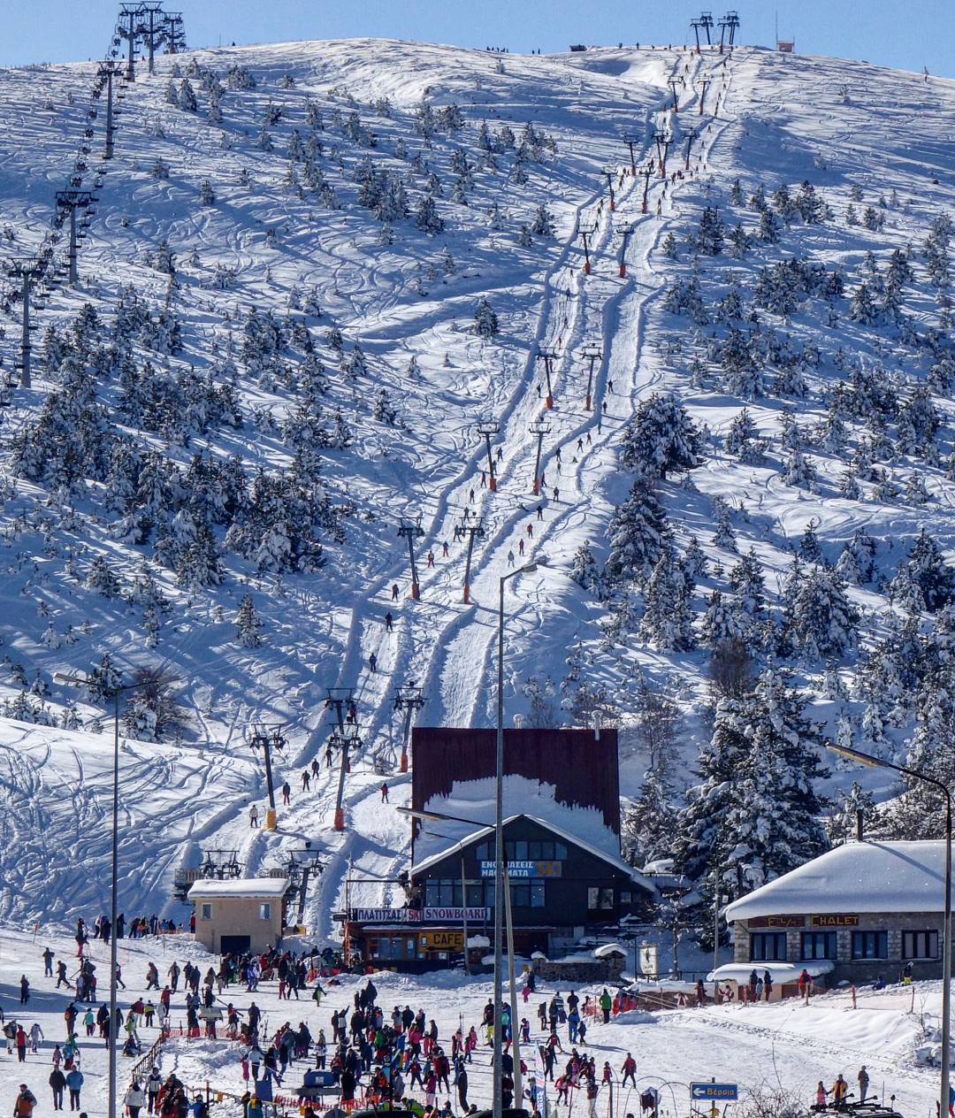 Seli in Greece - a ski slope with people skiing down it.