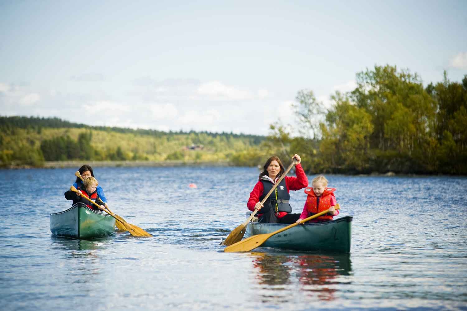 A scenic image of Golsfjellet in Norway showing a challet nearby a winter sports centre. A peaceful lake can be seen in the backdrop amidst a snow-covered setting. The presence of a lodge adds to the wintery vibe of the location.