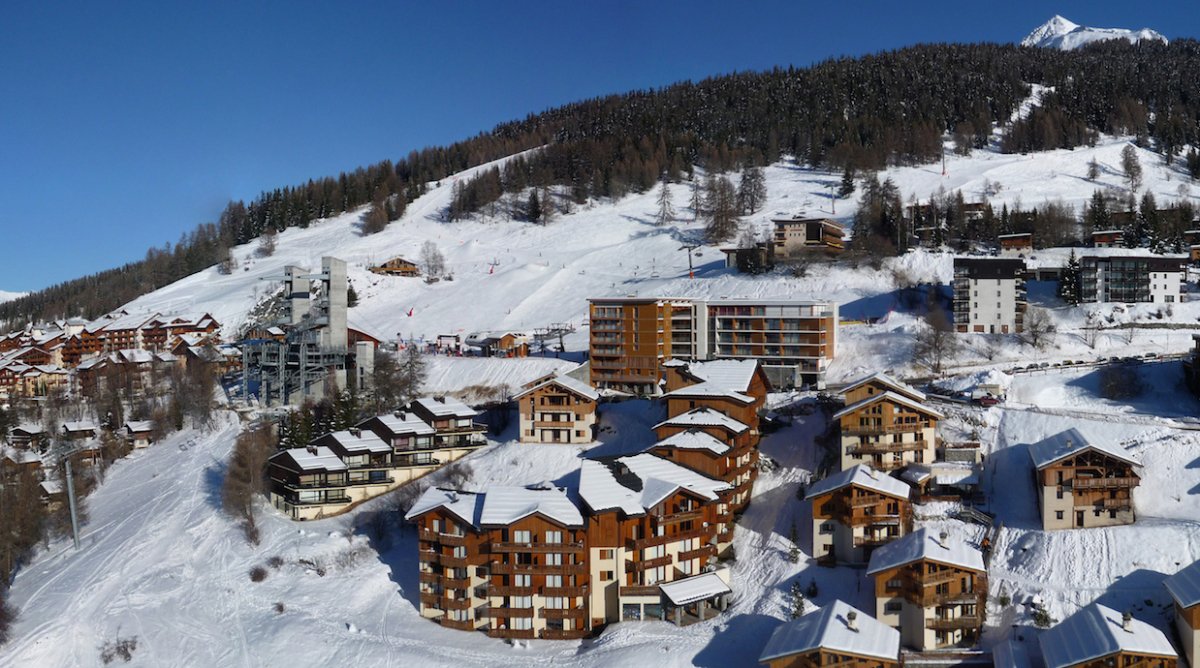Les Arcs | Peisey-Vallandry in France: a ski resort surrounded by snow covered mountains.