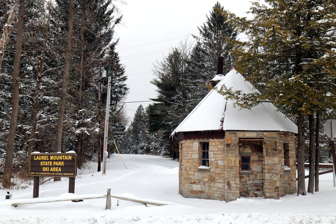 Laurel Mountain in USA: a small building in the middle of a snowy forest.