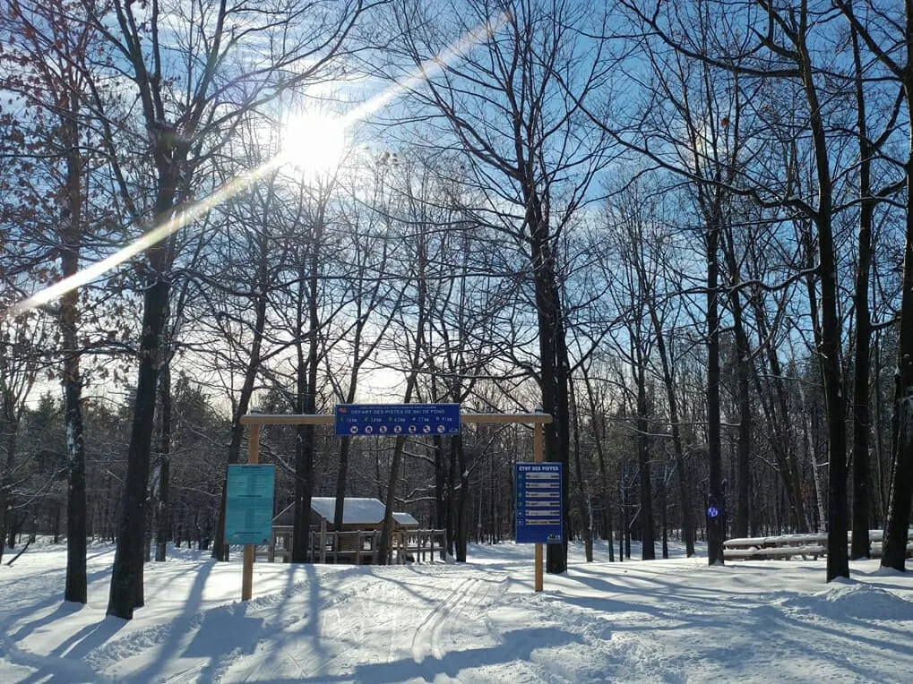 Vallée du Parc in Canada - a sign in the snow with trees in the background.