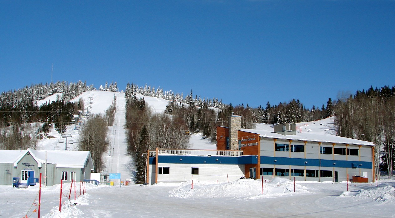 Mont-Kanasuta in Canada: a ski resort with snow on the ground.