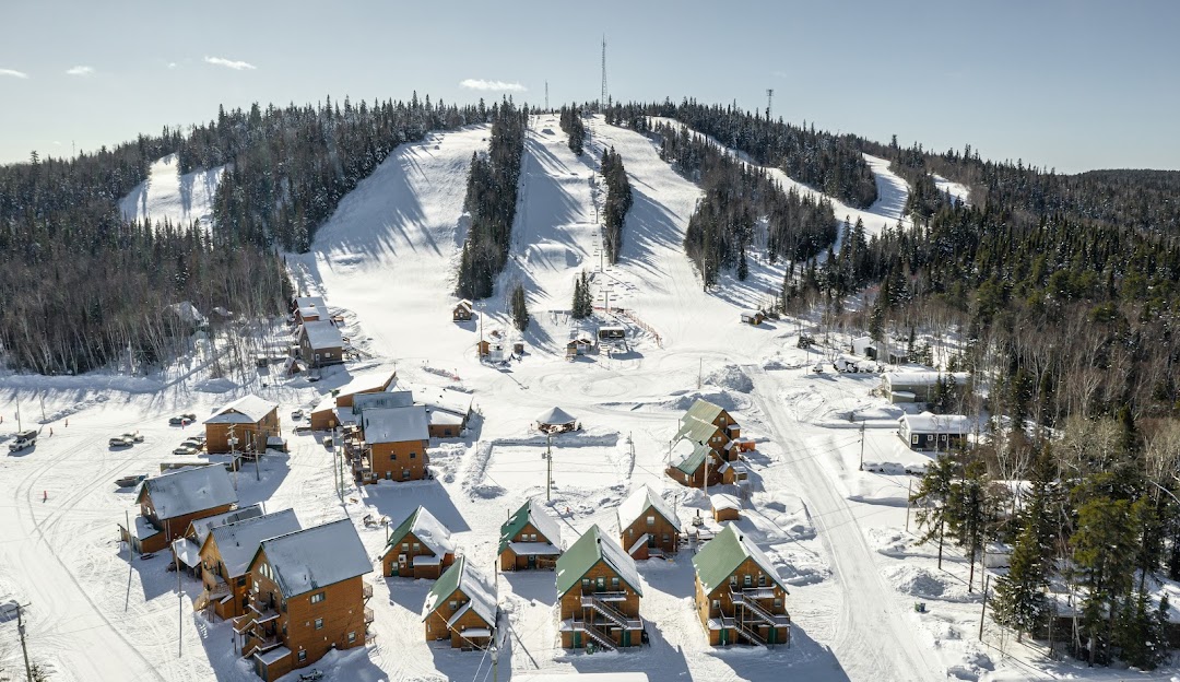 Ski resort at Mont-Vidéo in Quebec, featuring a bustling winter sports scene with a ski lift and breathtaking winter scenery.
