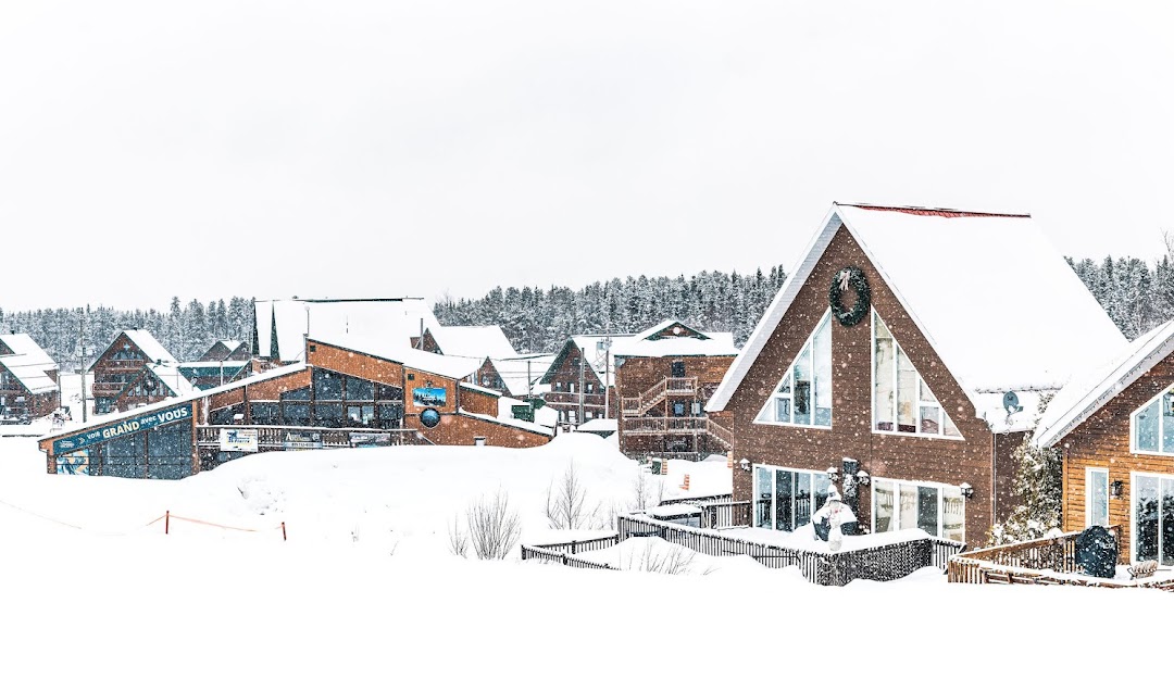 View of Mont-Vidéo ski resort in Barraute, Quebec featuring a pristine winter scene complete with a well-equipped winter sports centre.