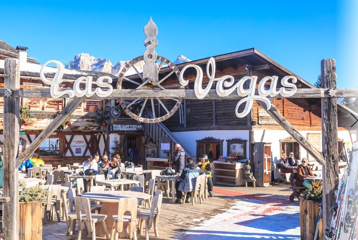 Las Vegas Ski and Snowboard Resort – Lee Canyon in USA - a restaurant with wooden tables and chairs in the snow.