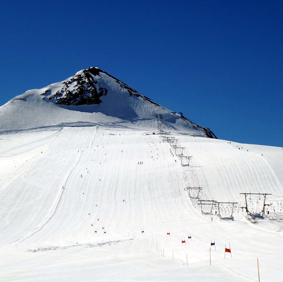 Risalita sciistica Carpegna - Eremo in Italy - a snow covered ski slope with a mountain in the background.