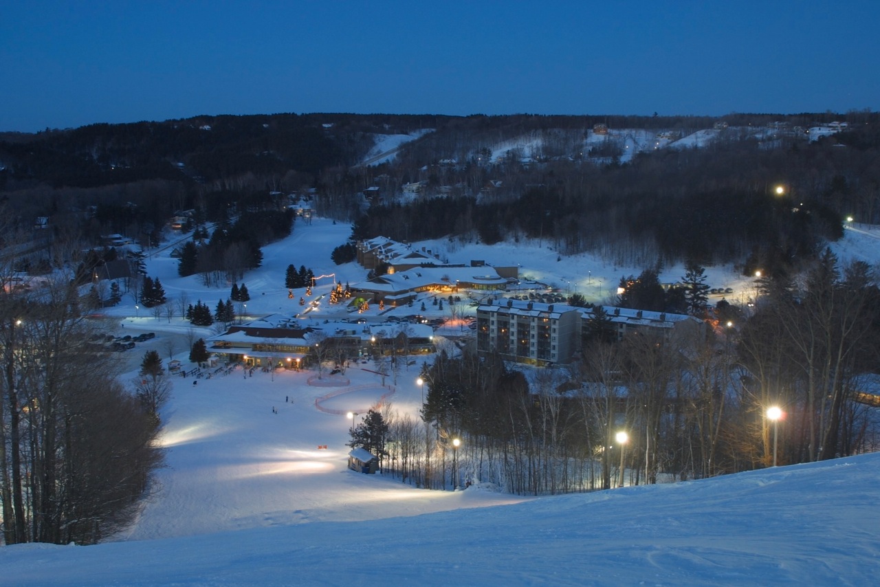 Horseshoe Resort in Canada: a view of a ski resort at night.