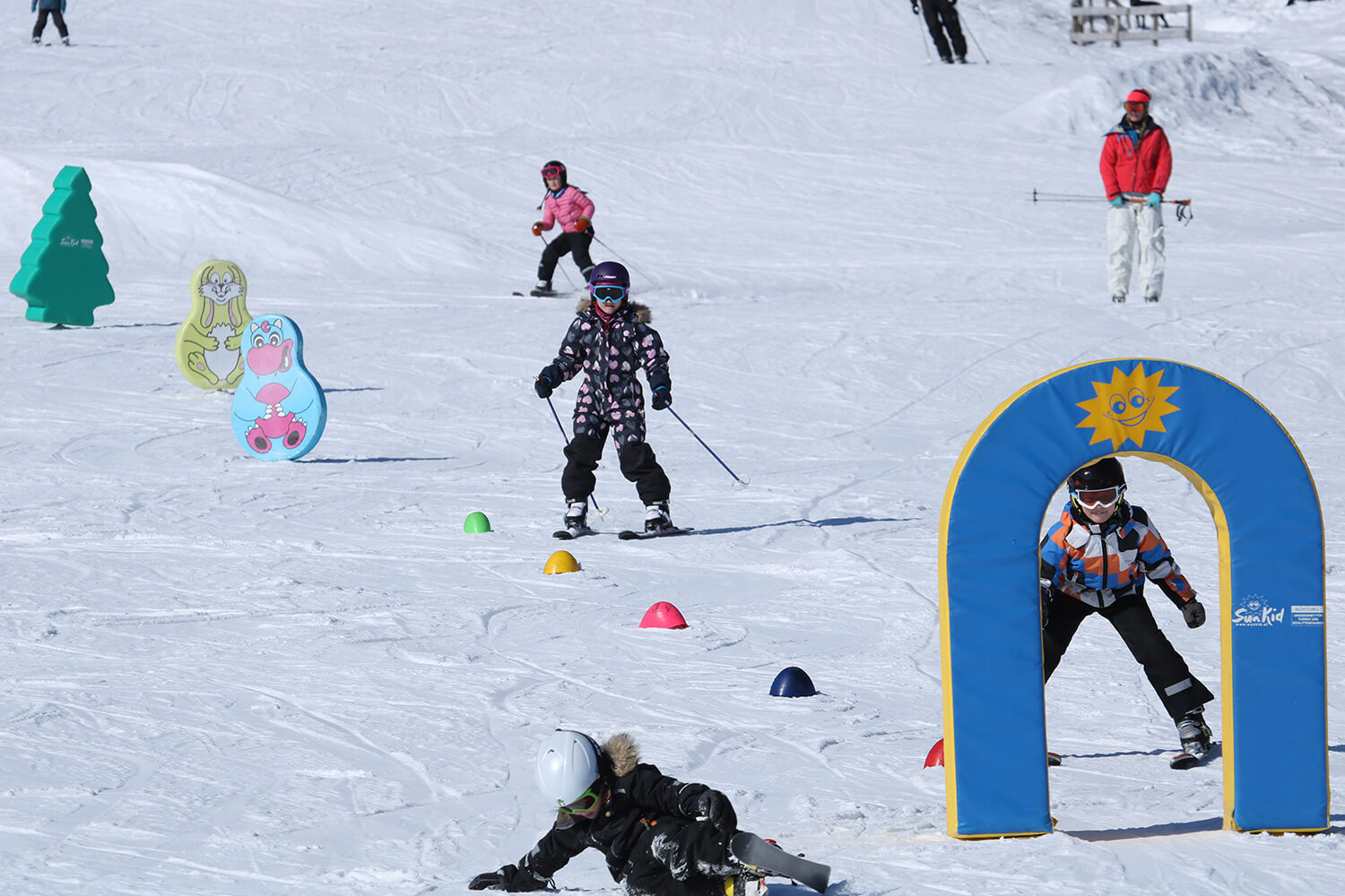 Tusten Skikro in Norway - a group of people skiing down a snowy hill.