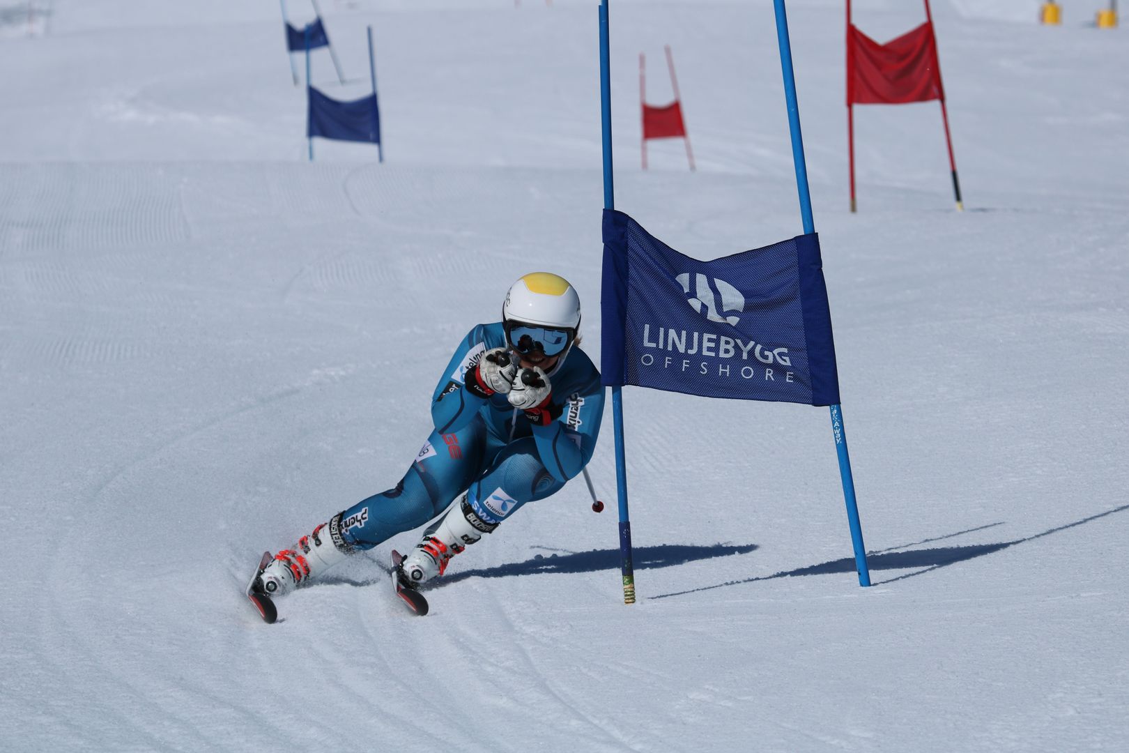 Tusten Skikro in Norway - a skier is going down the hill on his skiboard.