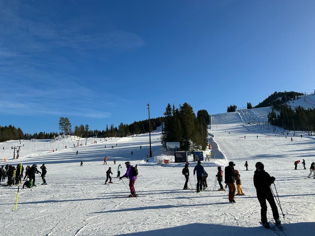 Kläppen in Sweden - a group of people skiing down a snow covered slope.