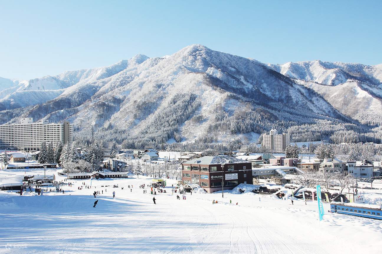 Yuzawa Nakazato in Japan: people skiing on the slopes of a ski resort.