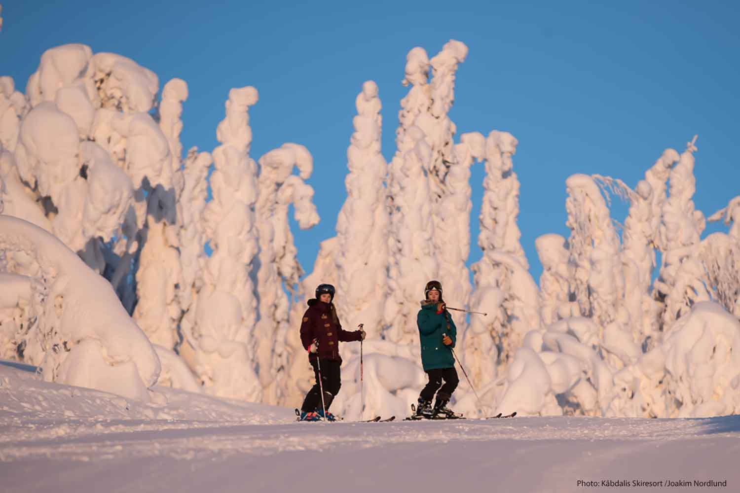 Kåbdalis in Sweden - a man and a woman skiing in the snow.