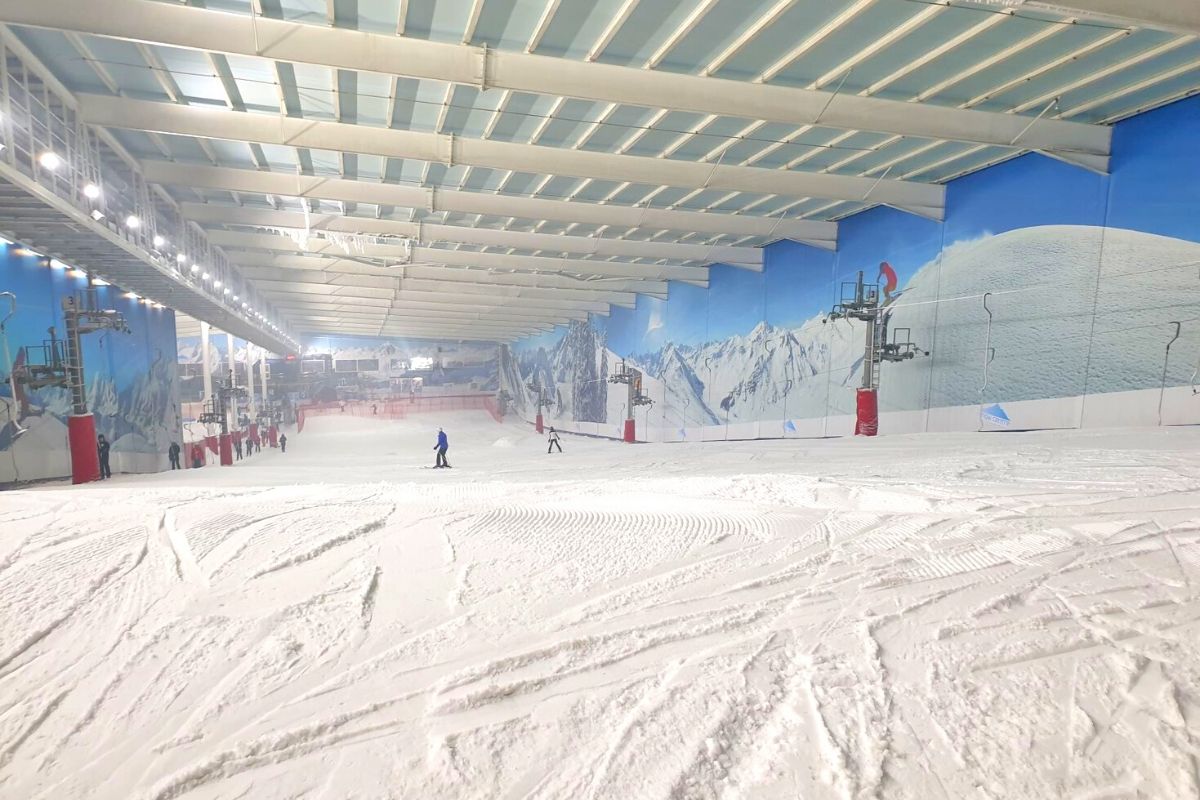 The Snow Centre – Hemel Hempstead in United Kingdom - an indoor ski area with snow on the ground.