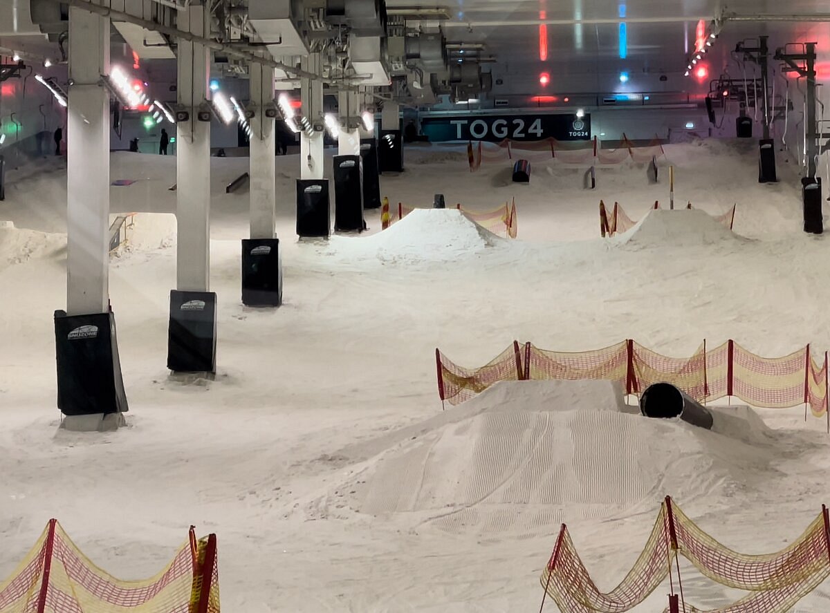 Snozone – Milton Keynes in United Kingdom - a snow covered area with a lot of snow.