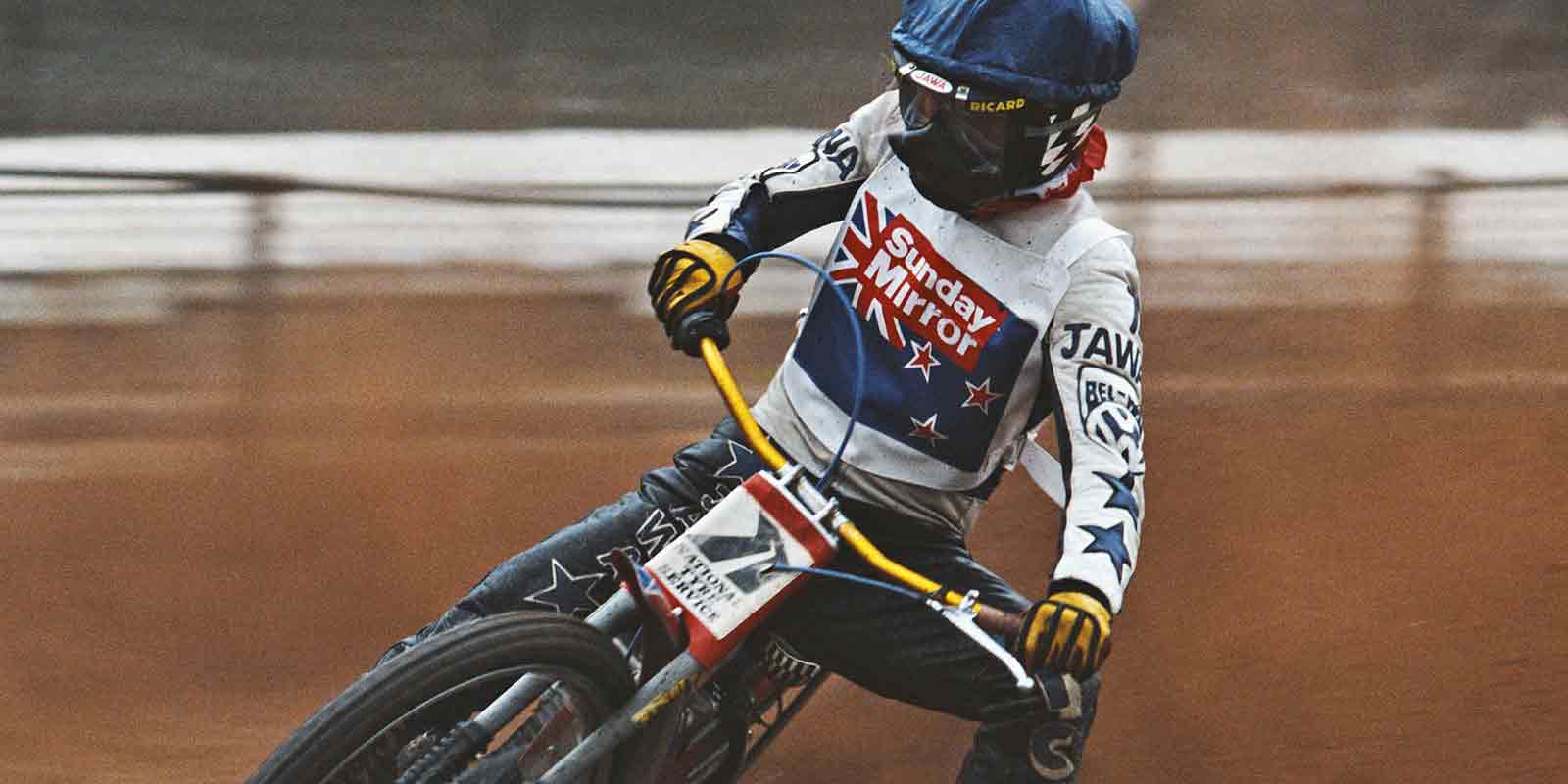 A picturesque scene in Upper Bavaria featuring a charming chalet against the backdrop of the stunning snowy mountain ranges of Wendelstein-Brannenburg capturing the essence of winter sports.