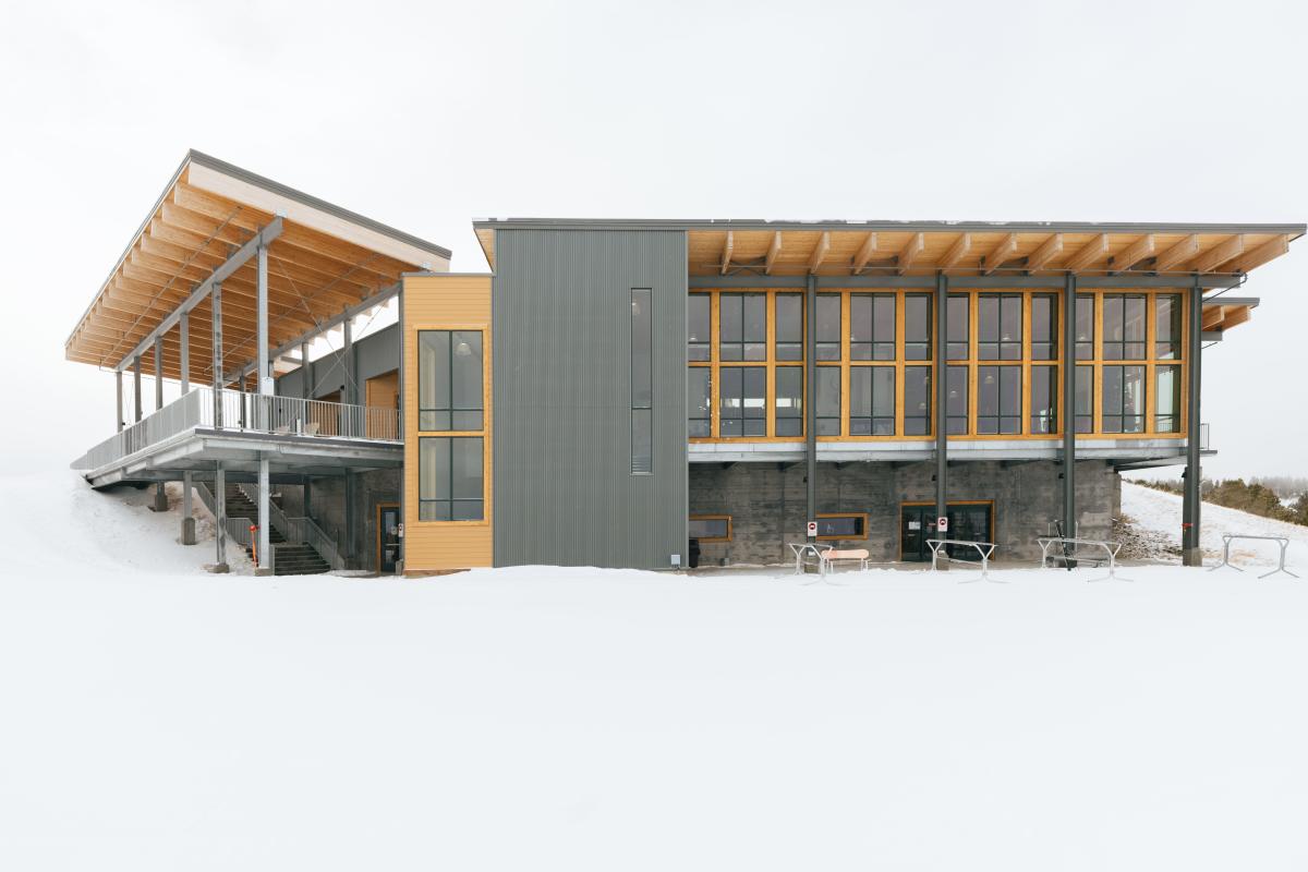 Hogadon Basin Ski Area in USA - a modern house in the snow.