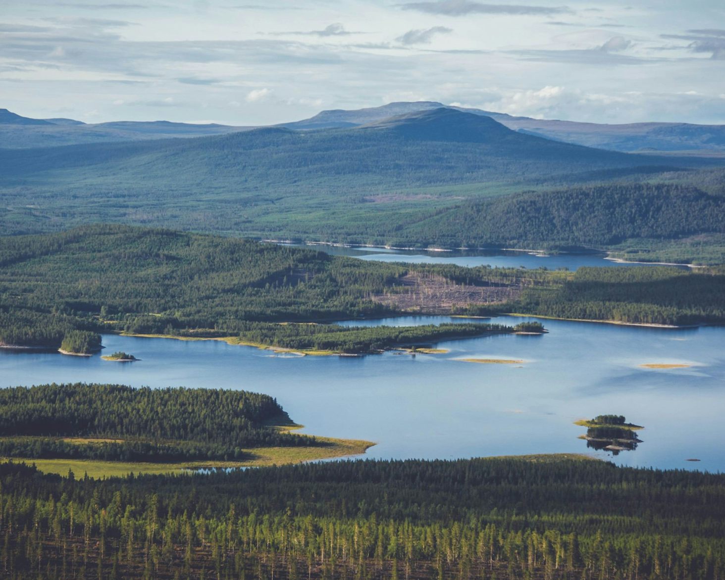 Tännäskröket in Sweden - a large body of water.