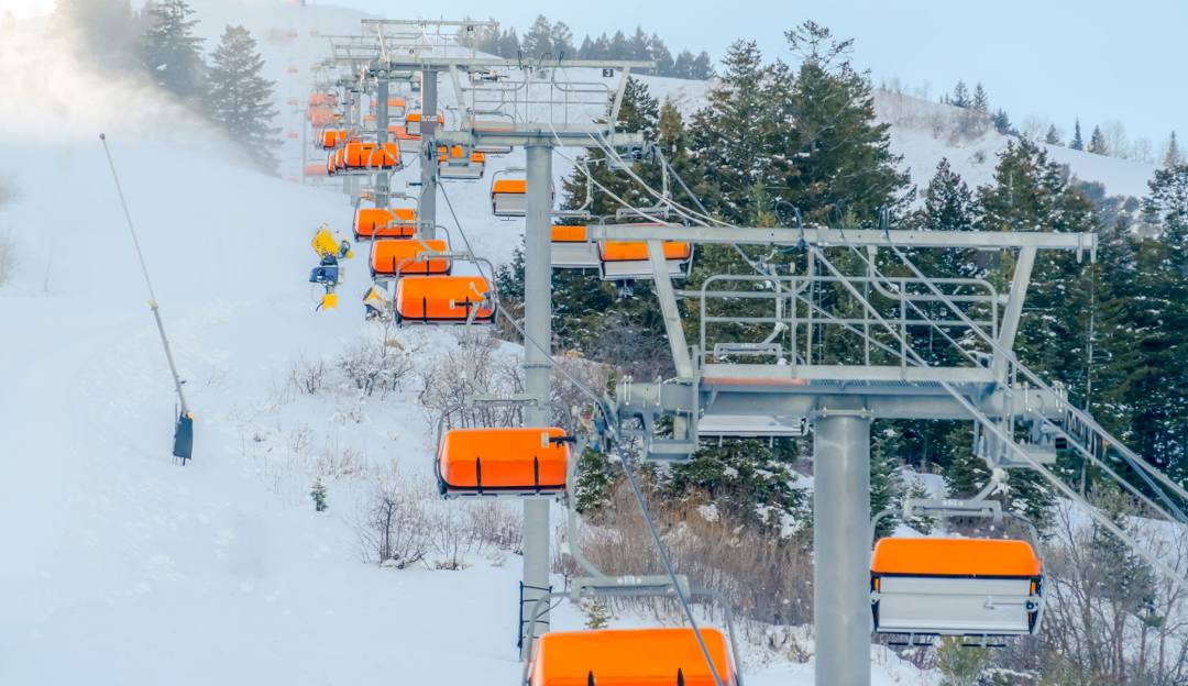 A captivating view of Ober Mountain ski resort in Gatlinburg Tennessee featuring a bustling ski lift against an impressive winter backdrop.