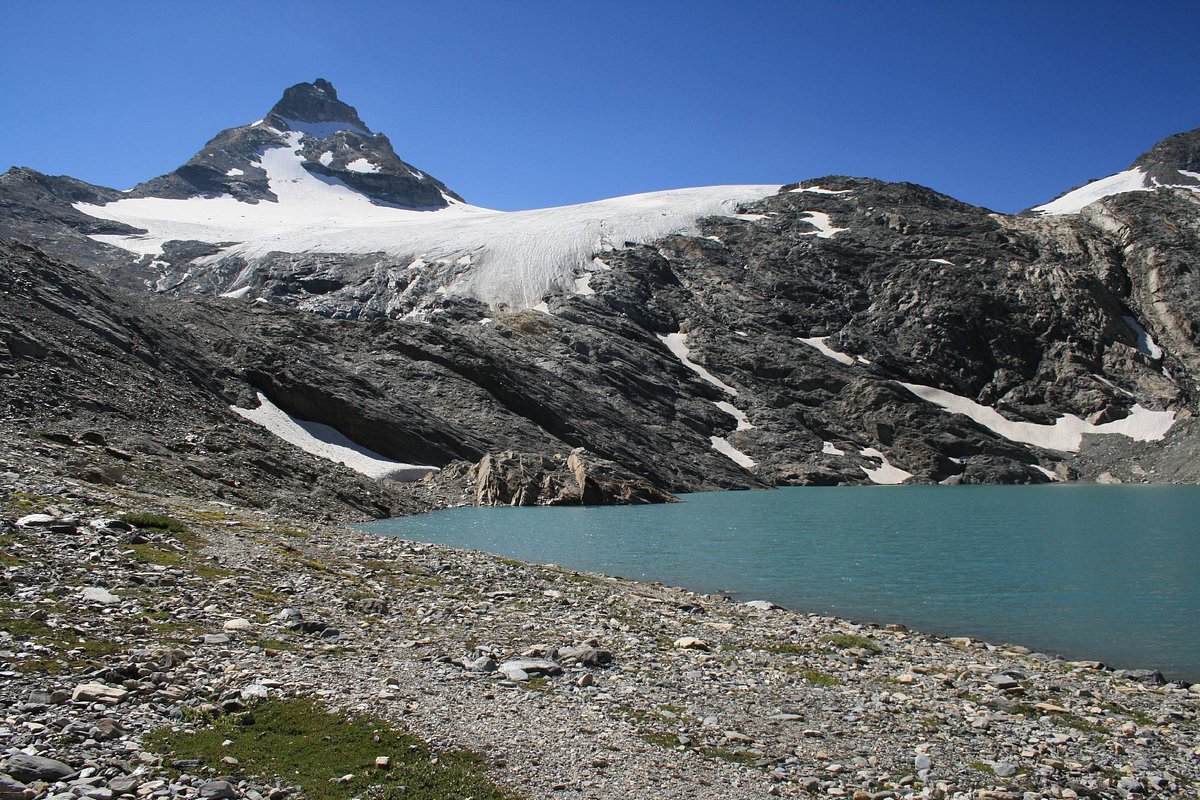 Comprensorio sciistico Rhêmes-Notre-Dame in Italy - a lake in the middle of a mountain range.